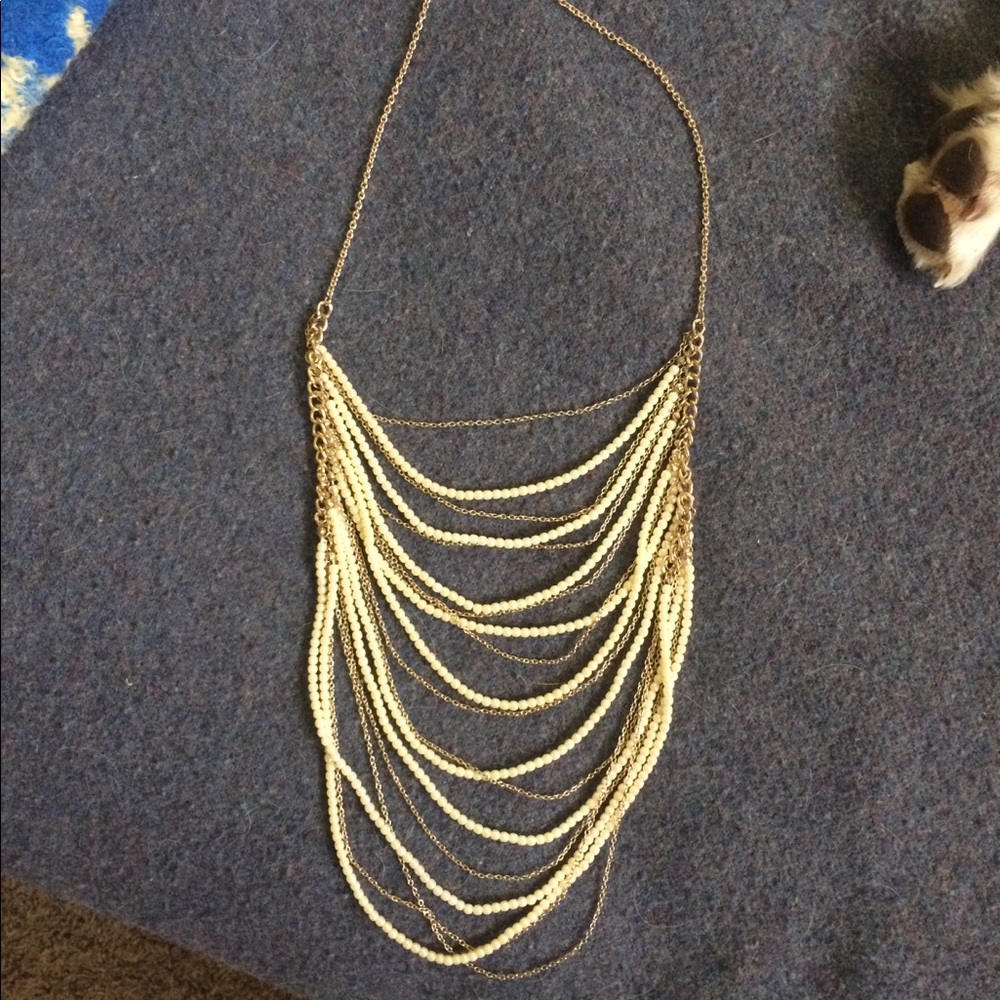 Banana Republic pearl & gold statement necklace ⭐️